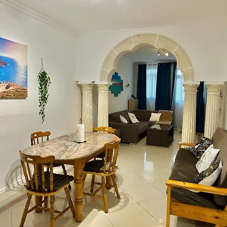 アパート Front 3-bedroom